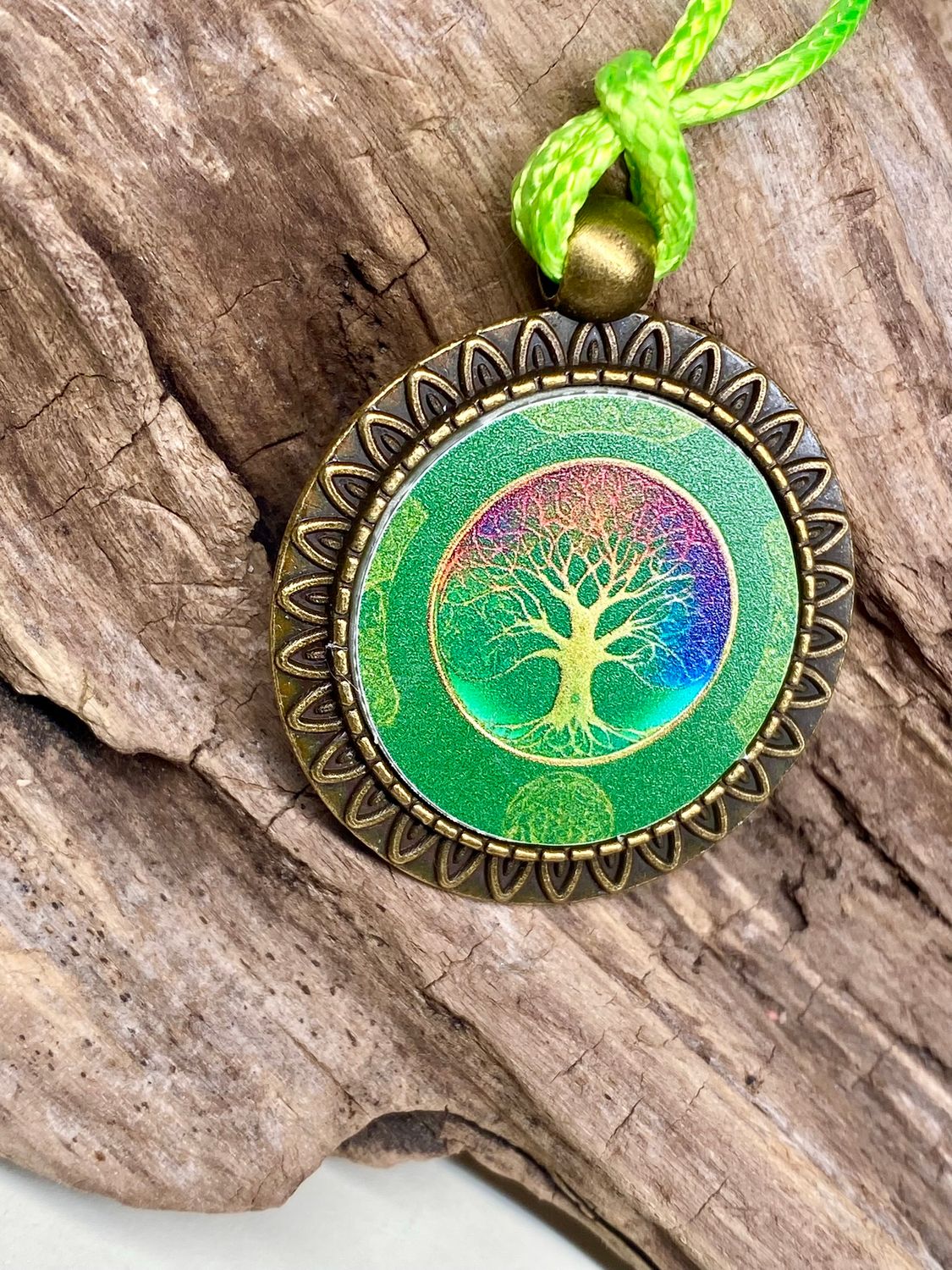 Amulett – bronzefarben, Baum des Lebens, Disc in regenbogenfarbend 25 mm – Produktansicht 1