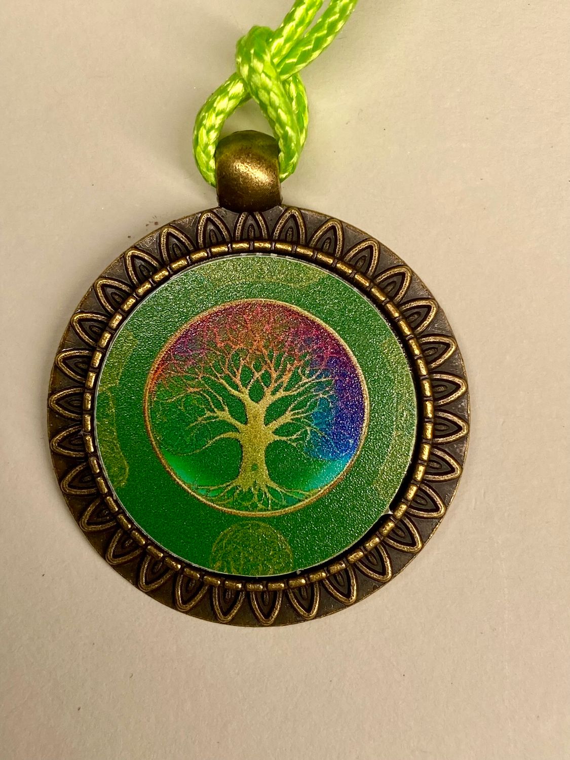 Amulett – bronzefarben, Baum des Lebens, Disc in regenbogenfarbend 25 mm – Produktansicht 1