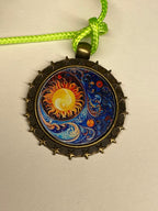Amulett – bronzefarben, Sonne Mond Himmel, Disc in regenbogenfarbend 25 mm – Produktansicht 1