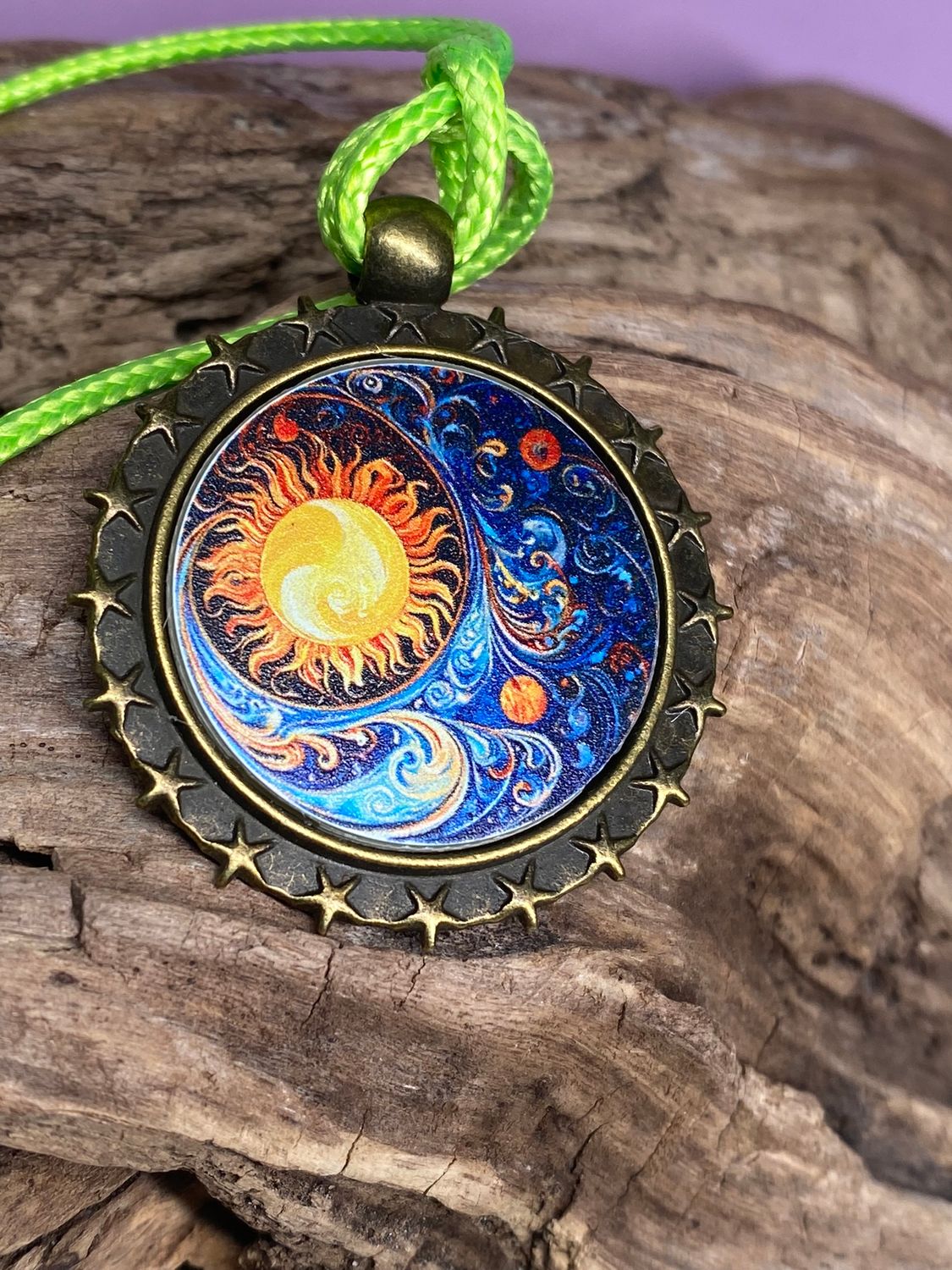 Amulett – bronzefarben, Sonne Mond Himmel, Disc in regenbogenfarbend 25 mm – Produktansicht 1