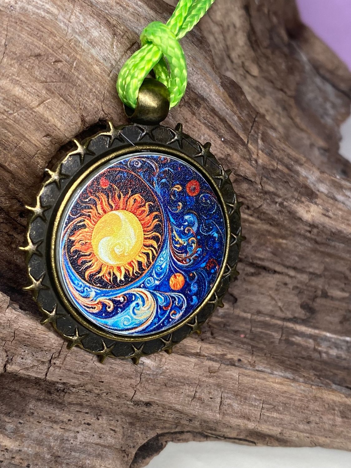 Amulett – bronzefarben, Sonne Mond Himmel, Disc in regenbogenfarbend 25 mm – Produktansicht 1