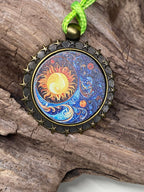 Amulett – bronzefarben, Sonne Mond Himmel, Disc in regenbogenfarbend 25 mm – Produktansicht 1