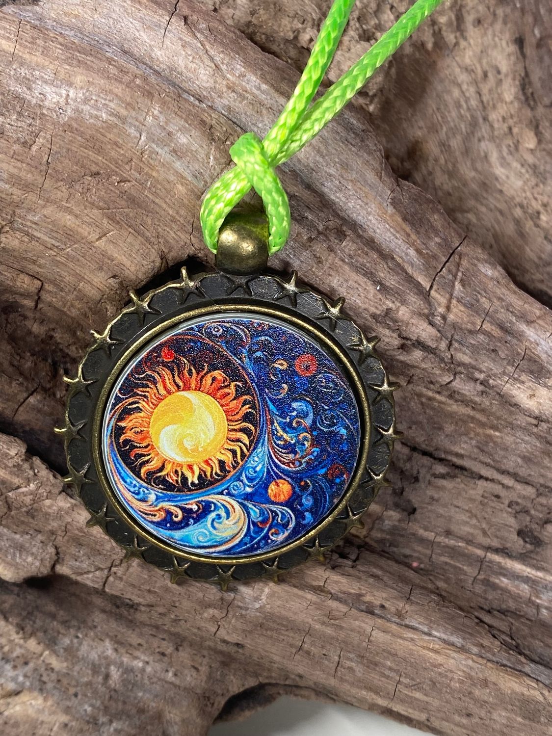 Amulett – bronzefarben, Sonne Mond Himmel, Disc in regenbogenfarbend 25 mm – Produktansicht 1