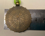 Amulett – bronzefarben, Sonne Mond Himmel, Disc in regenbogenfarbend 25 mm – Produktansicht 1