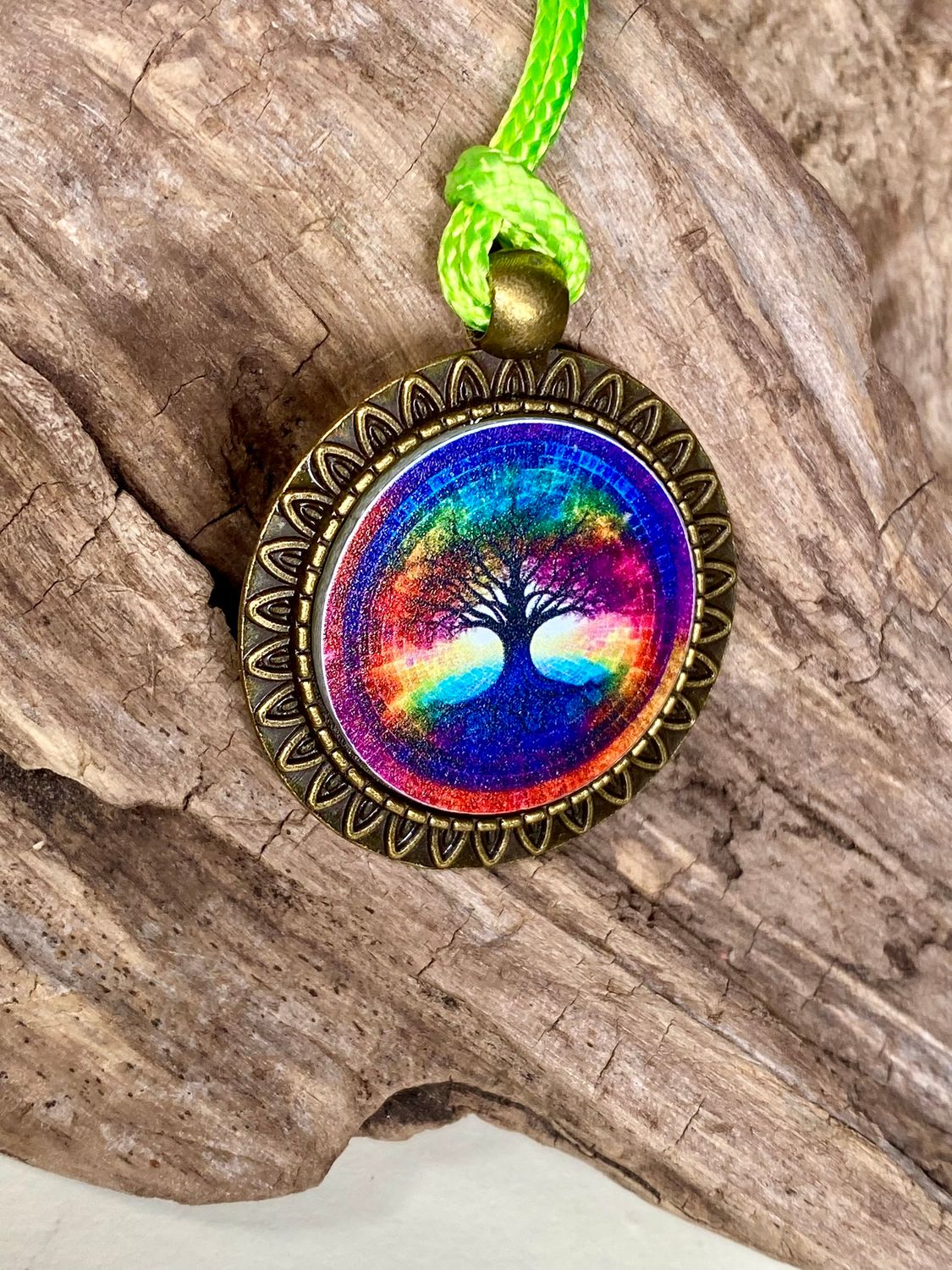 Amulett – bronzefarben, Baum des Lebens, Disc in regenbogenfarbend 25 mm – Produktansicht 1