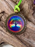 Amulett – bronzefarben, Baum des Lebens, Disc in regenbogenfarbend 25 mm – Produktansicht 1