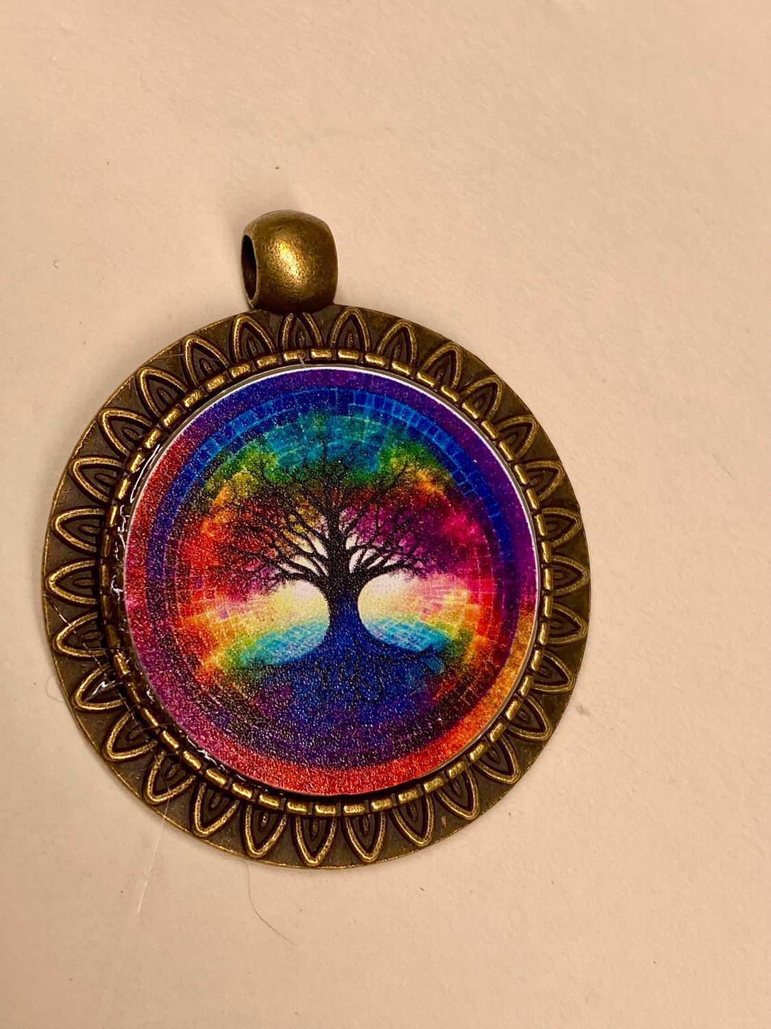 Amulett – bronzefarben, Baum des Lebens, Disc in regenbogenfarbend 25 mm – Produktansicht 1