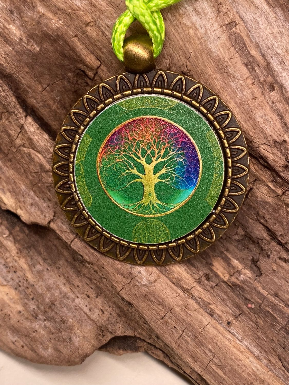 Amulett – bronzefarben, Baum des Lebens, Disc in regenbogenfarbend 25 mm – Produktansicht 1