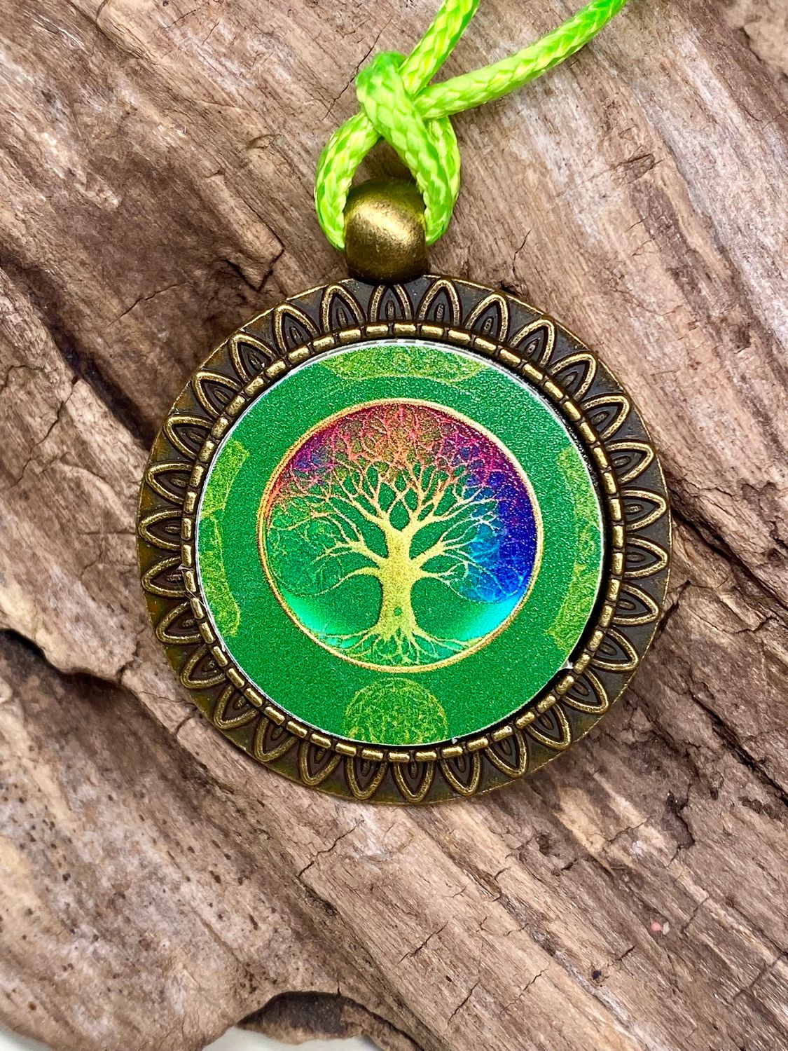 Amulett – bronzefarben, Baum des Lebens, Disc in regenbogenfarbend 25 mm – Produktansicht 1
