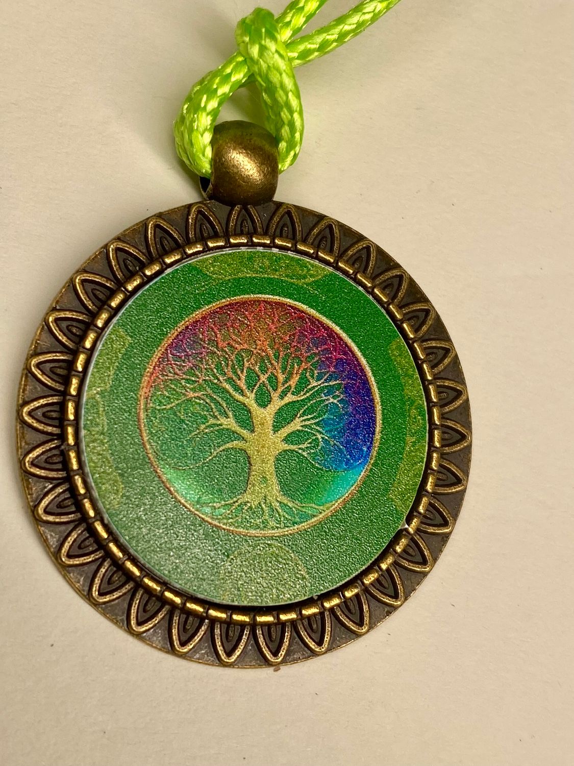 Amulett – bronzefarben, Baum des Lebens, Disc in regenbogenfarbend 25 mm – Produktansicht 1