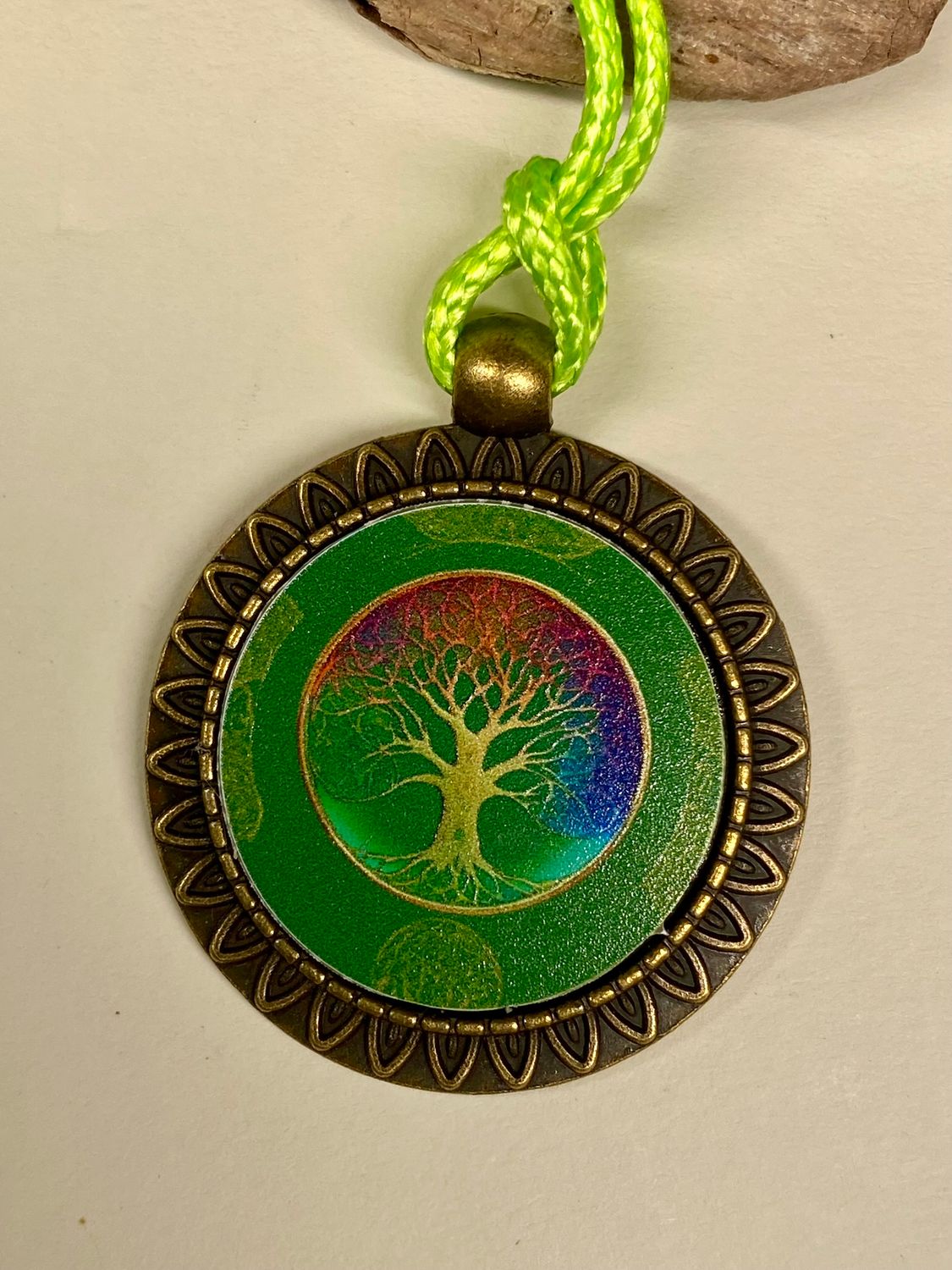 Amulett – bronzefarben, Baum des Lebens, Disc in regenbogenfarbend 25 mm – Produktansicht 1