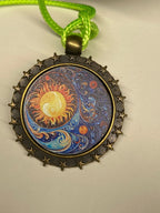 Amulett – bronzefarben, Sonne Mond Himmel, Disc in regenbogenfarbend 25 mm – Produktansicht 1