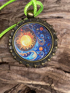 Amulett – bronzefarben, Sonne Mond Himmel, Disc in regenbogenfarbend 25 mm – Produktansicht 1