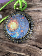 Amulett – bronzefarben, Sonne Mond Himmel, Disc in regenbogenfarbend 25 mm – Produktansicht 1