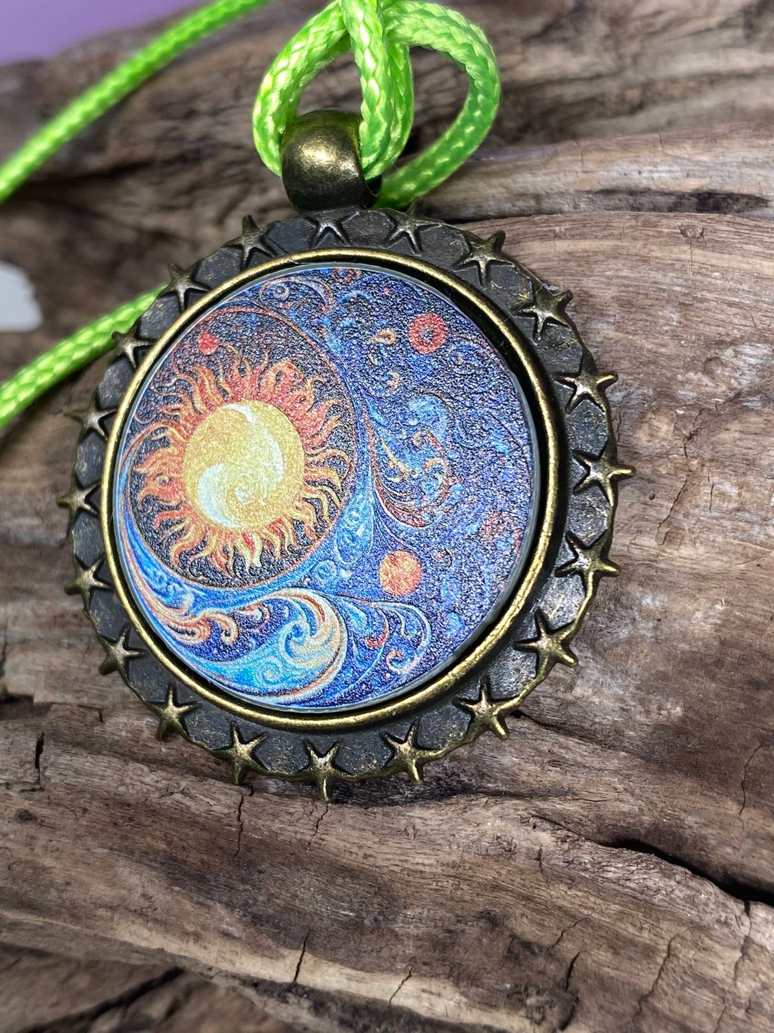 Amulett – bronzefarben, Sonne Mond Himmel, Disc in regenbogenfarbend 25 mm – Produktansicht 1