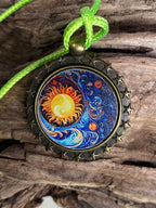 Amulett – bronzefarben, Sonne Mond Himmel, Disc in regenbogenfarbend 25 mm – Produktansicht 1