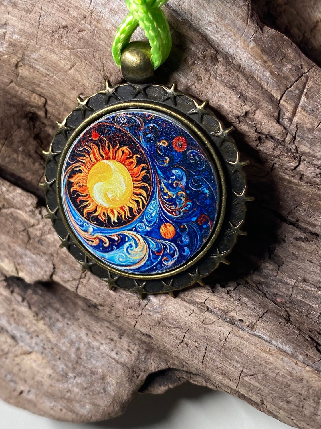 Amulett – bronzefarben, Sonne Mond Himmel, Disc in regenbogenfarbend 25 mm – Produktansicht 1