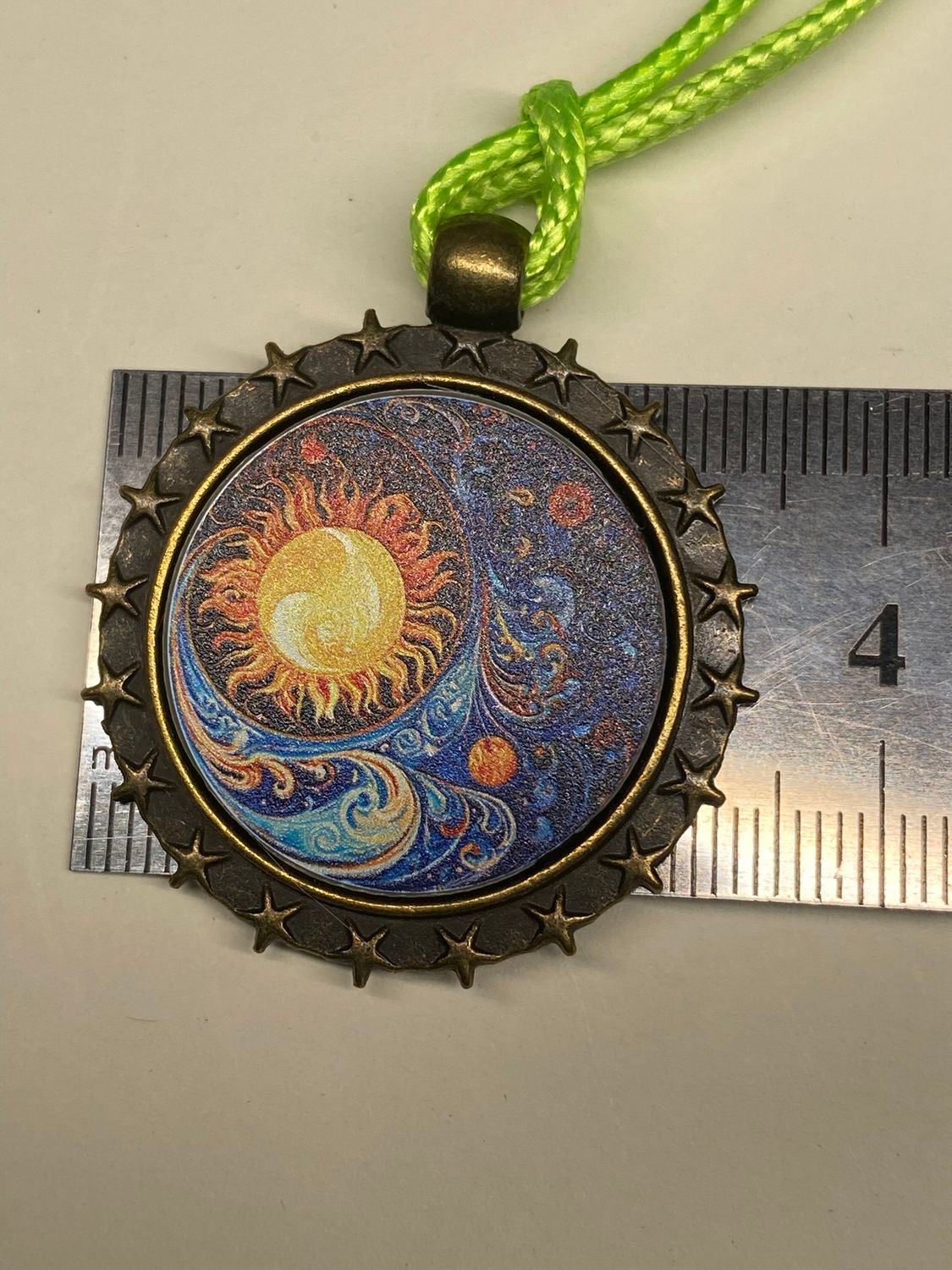 Amulett – bronzefarben, Sonne Mond Himmel, Disc in regenbogenfarbend 25 mm – Produktansicht 1