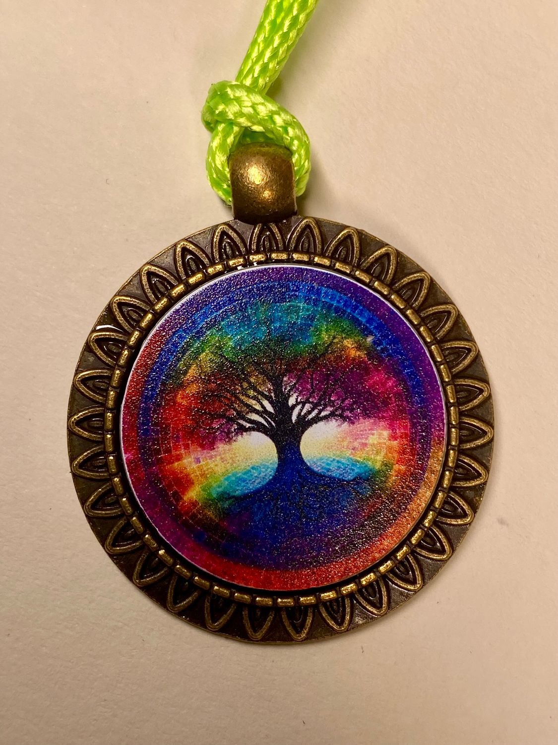 Amulett – bronzefarben, Baum des Lebens, Disc in regenbogenfarbend 25 mm – Produktansicht 1