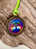 Amulett – bronzefarben, Baum des Lebens, Disc in regenbogenfarbend 25 mm – Produktansicht 1