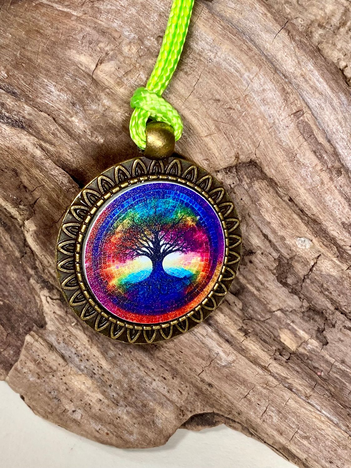 Amulett – bronzefarben, Baum des Lebens, Disc in regenbogenfarbend 25 mm – Produktansicht 1