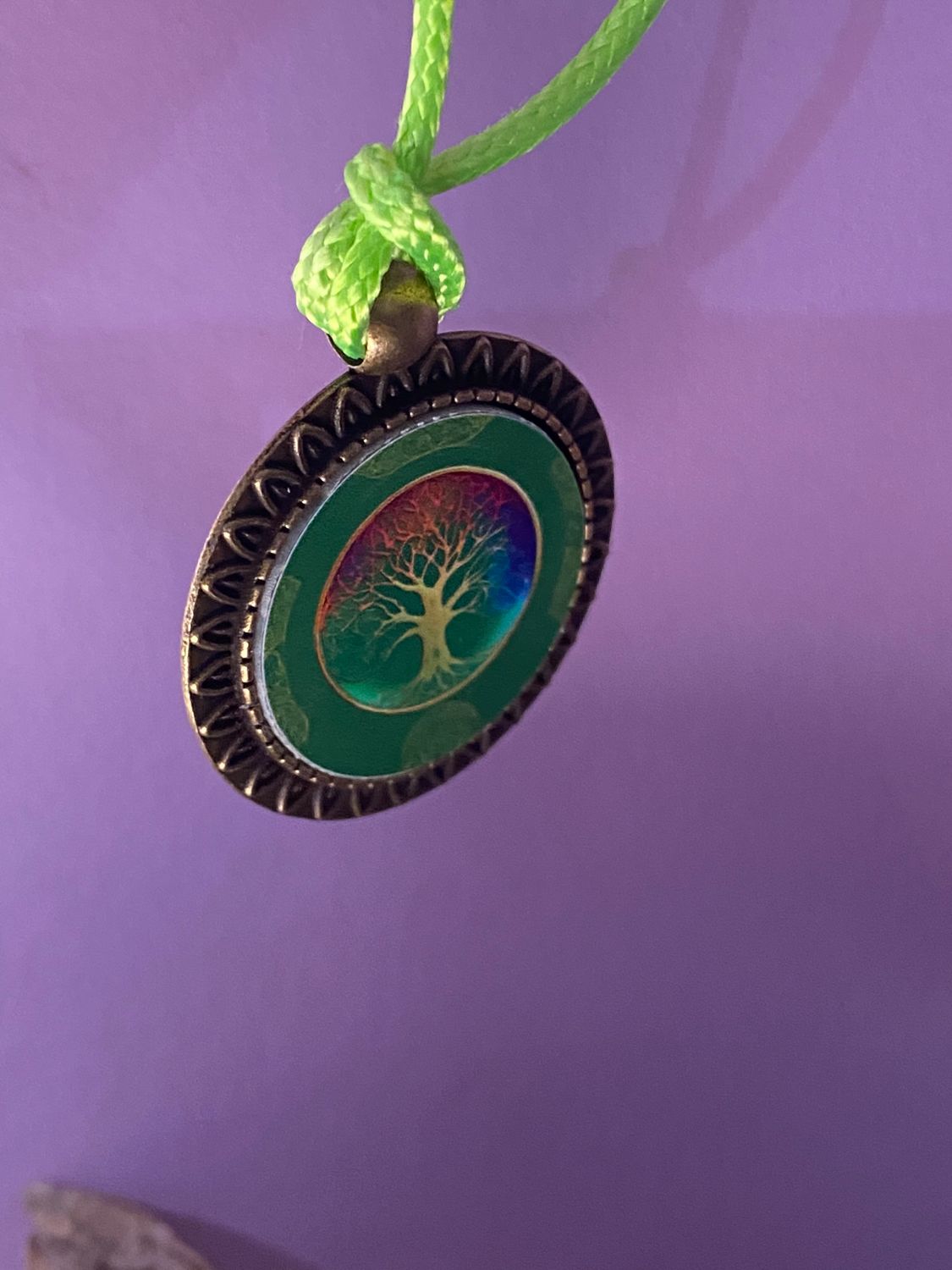 Amulett – bronzefarben, Baum des Lebens, Disc in regenbogenfarbend 25 mm – Produktansicht 1