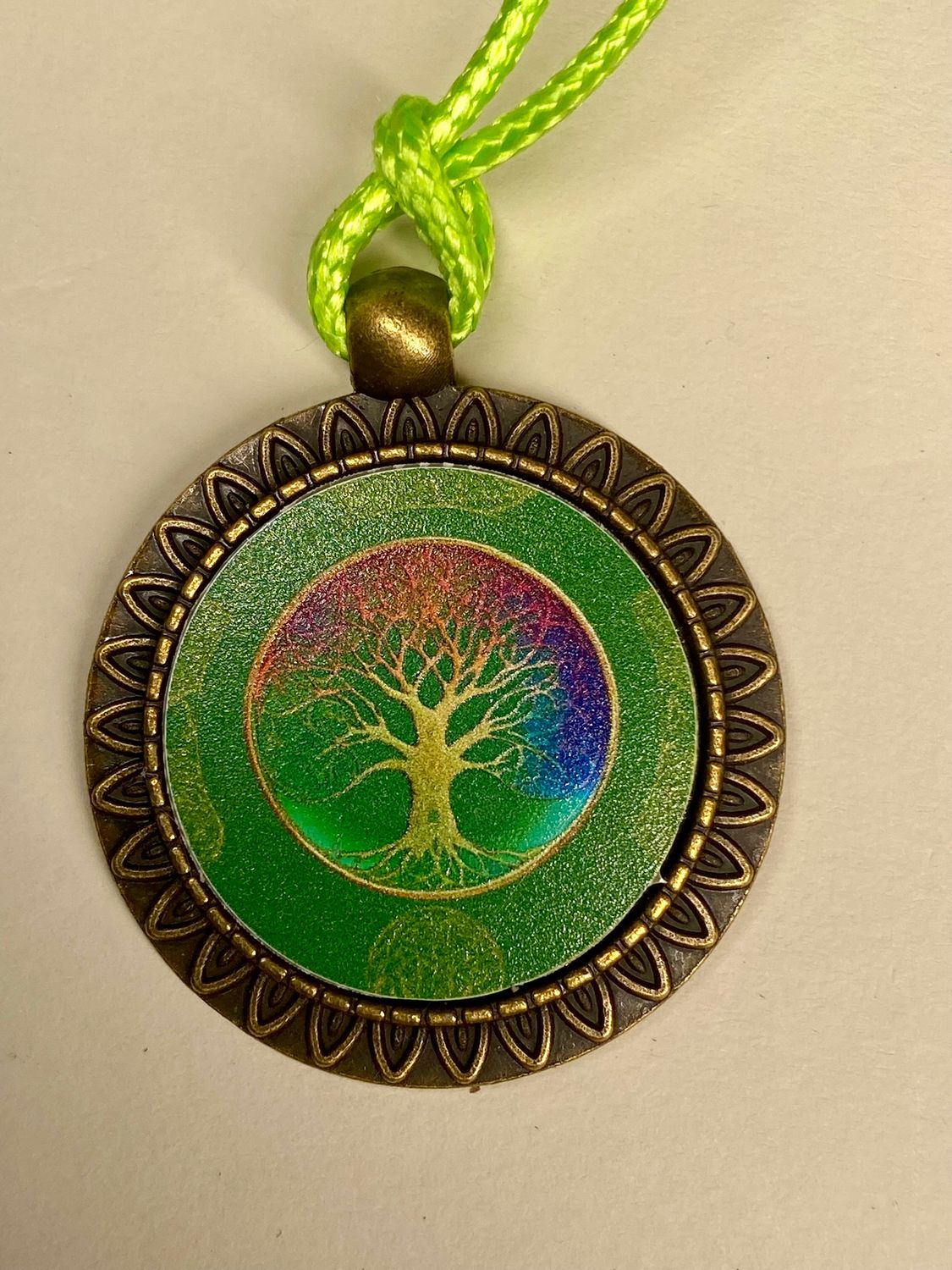 Amulett – bronzefarben, Baum des Lebens, Disc in regenbogenfarbend 25 mm – Produktansicht 1