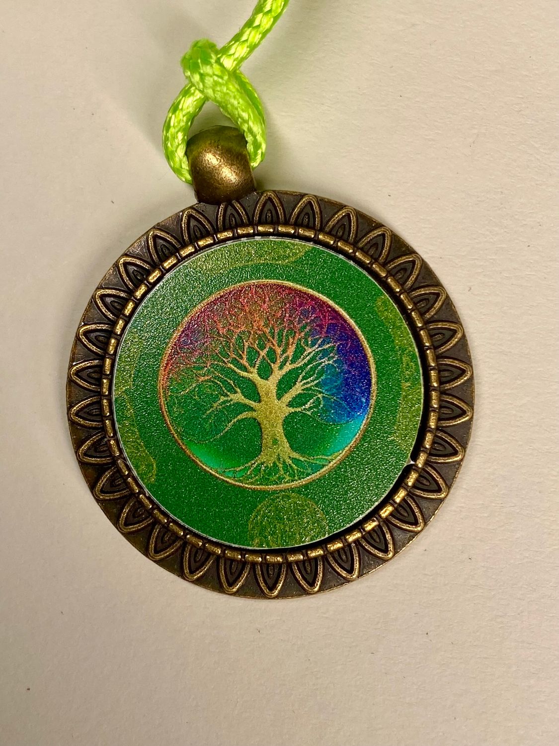 Amulett – bronzefarben, Baum des Lebens, Disc in regenbogenfarbend 25 mm – Produktansicht 1