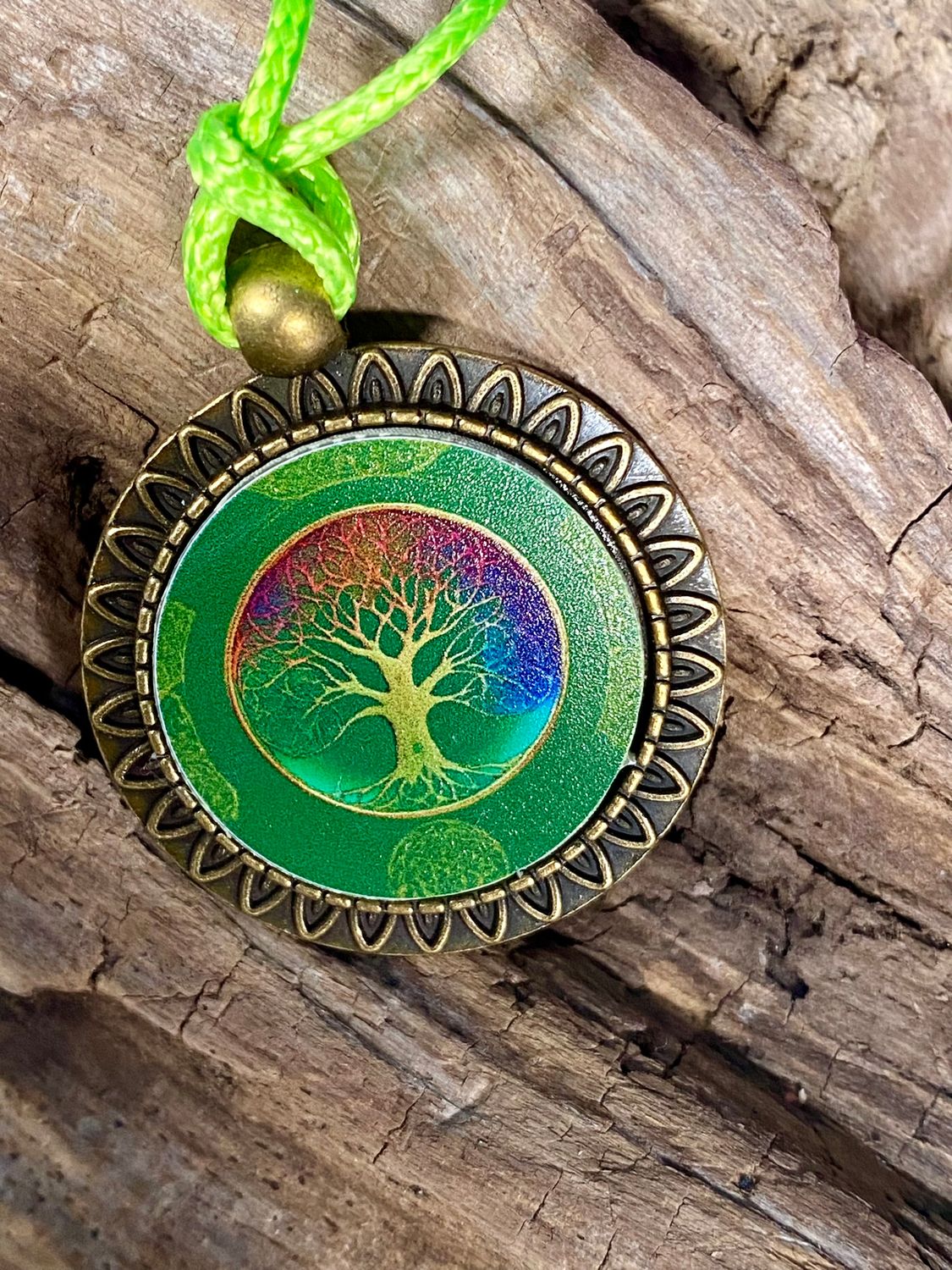 Amulett – bronzefarben, Baum des Lebens, Disc in regenbogenfarbend 25 mm – Produktansicht 1