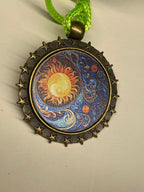 Amulett – bronzefarben, Sonne Mond Himmel, Disc in regenbogenfarbend 25 mm – Produktansicht 1