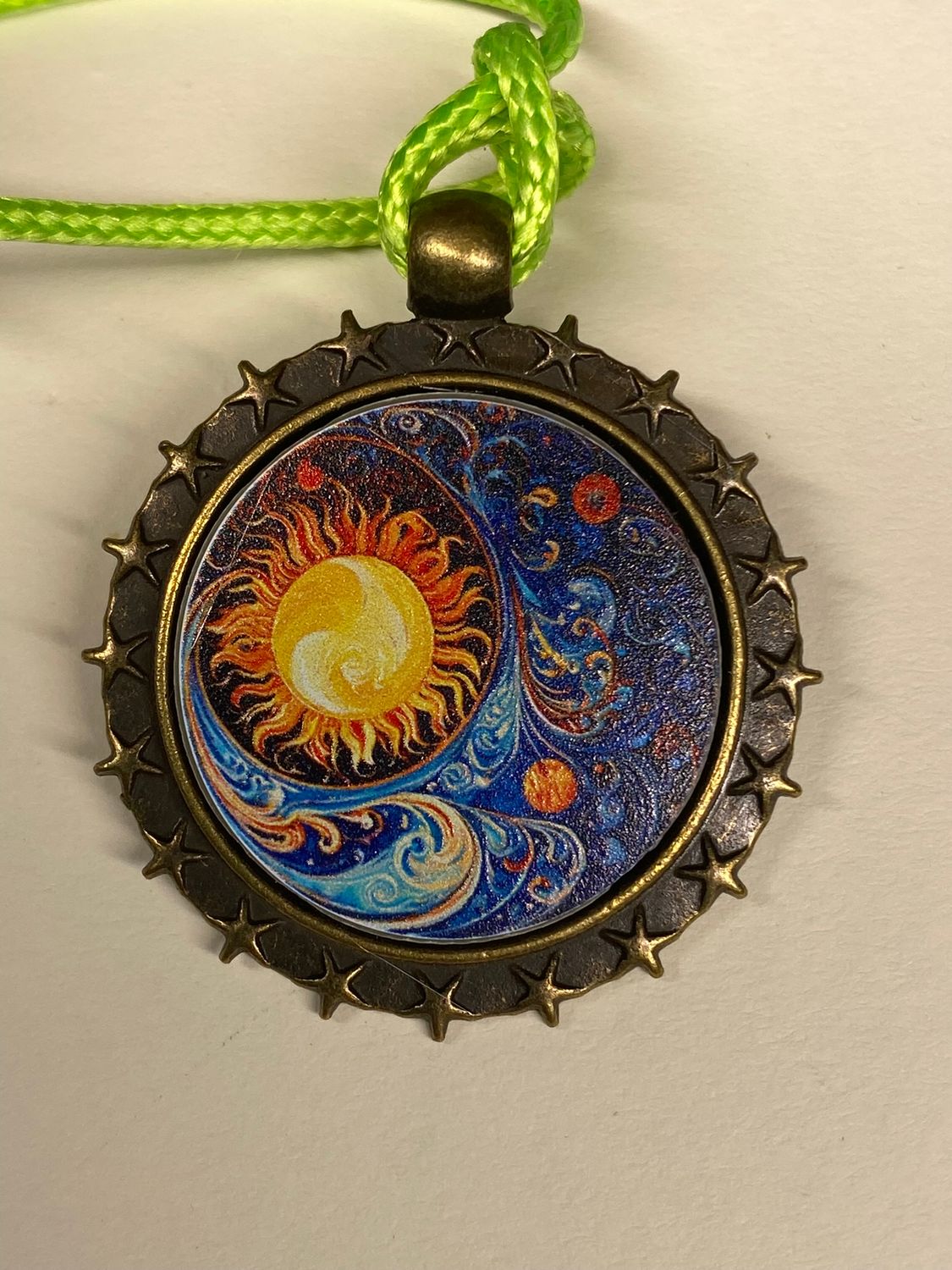 Amulett – bronzefarben, Sonne Mond Himmel, Disc in regenbogenfarbend 25 mm – Produktansicht 1