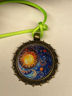 Amulett – bronzefarben, Sonne Mond Himmel, Disc in regenbogenfarbend 25 mm – Produktansicht 1