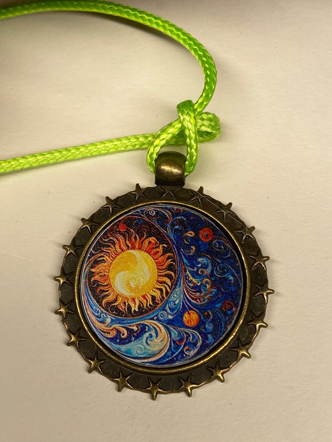 Amulett – bronzefarben, Sonne Mond Himmel, Disc in regenbogenfarbend 25 mm – Produktansicht 1