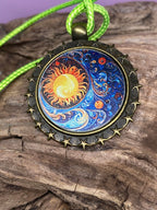 Amulett – bronzefarben, Sonne Mond Himmel, Disc in regenbogenfarbend 25 mm – Produktansicht 1