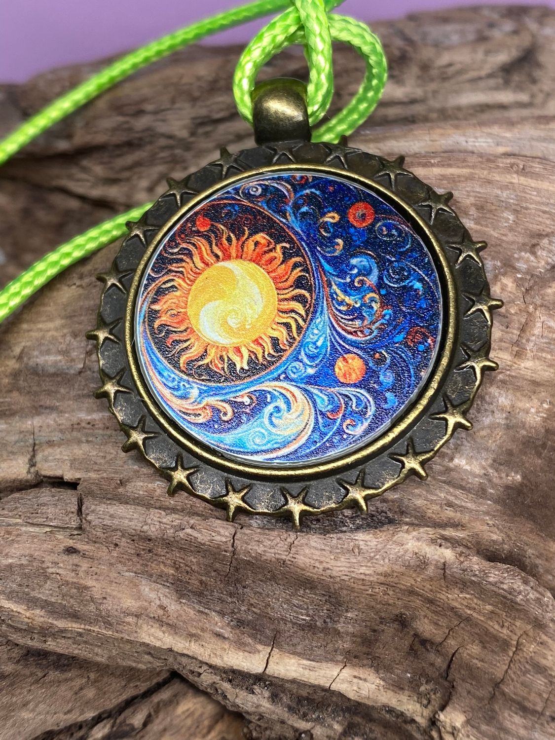 Amulett – bronzefarben, Sonne Mond Himmel, Disc in regenbogenfarbend 25 mm – Produktansicht 1