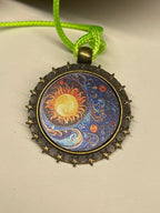 Amulett – bronzefarben, Sonne Mond Himmel, Disc in regenbogenfarbend 25 mm – Produktansicht 1
