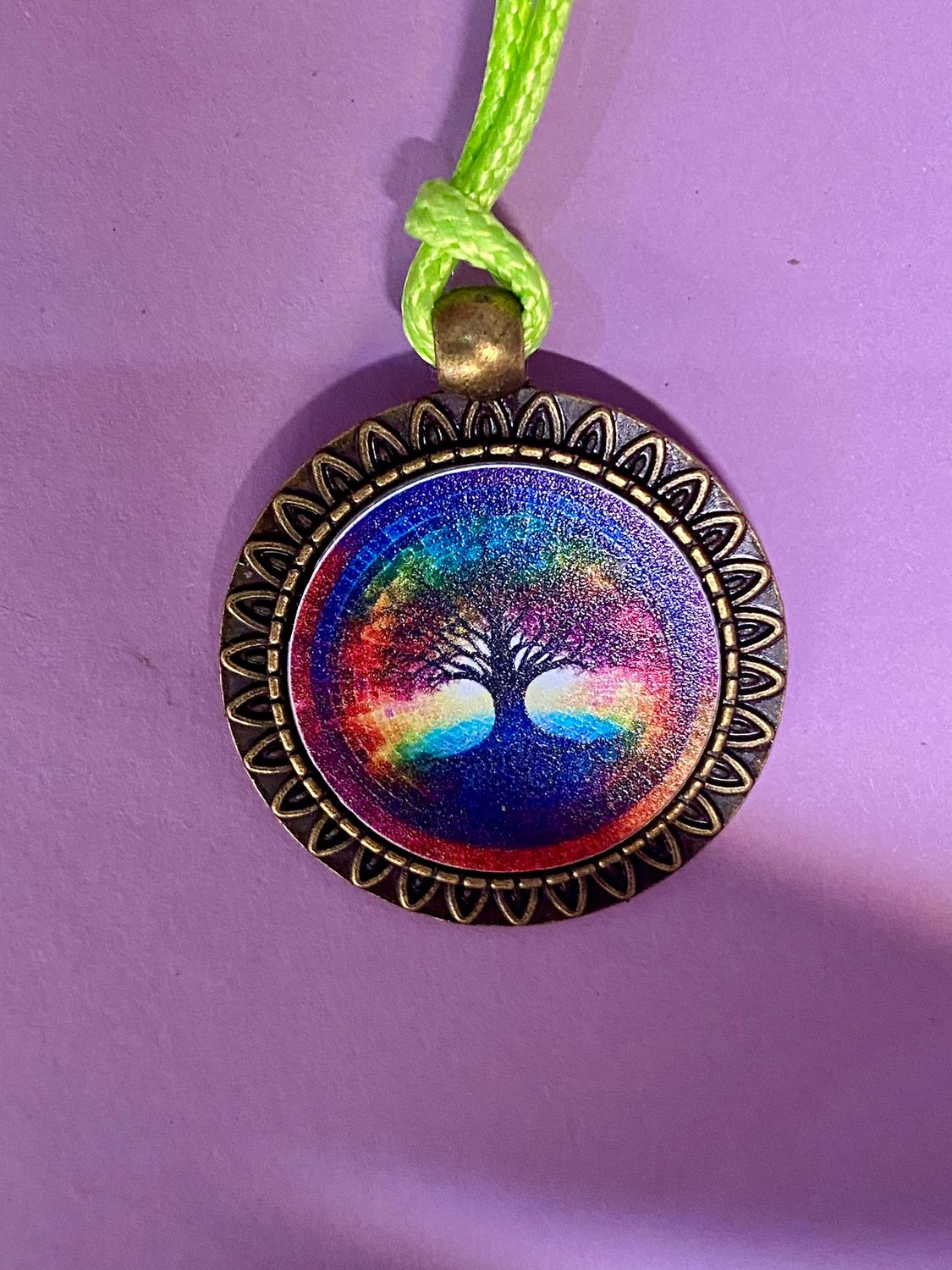 Amulett – bronzefarben, Baum des Lebens, Disc in regenbogenfarbend 25 mm – Produktansicht 1