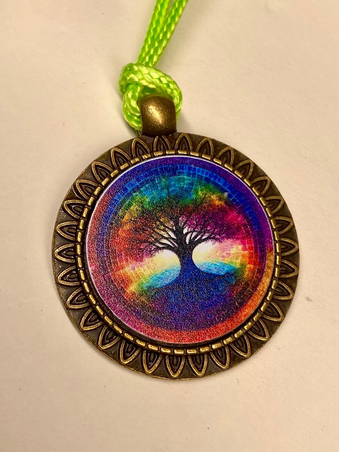 Amulett – bronzefarben, Baum des Lebens, Disc in regenbogenfarbend 25 mm – Produktansicht 1