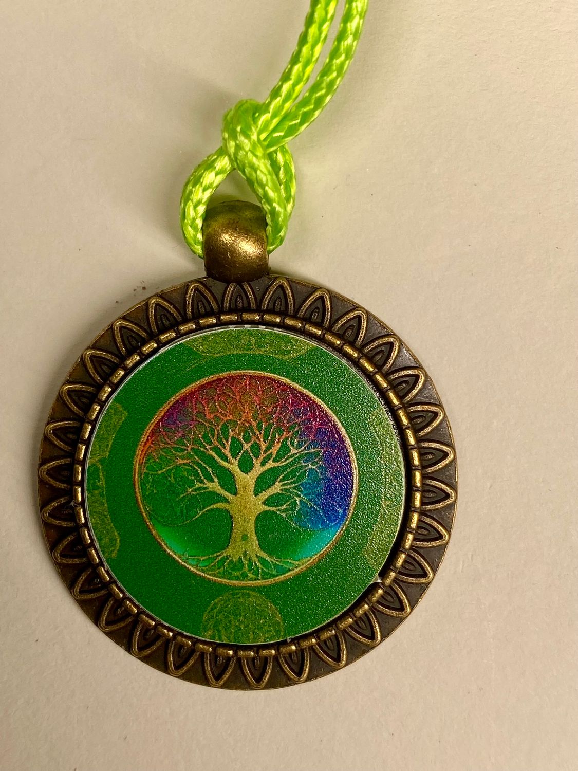 Amulett – bronzefarben, Baum des Lebens, Disc in regenbogenfarbend 25 mm – Produktansicht 1