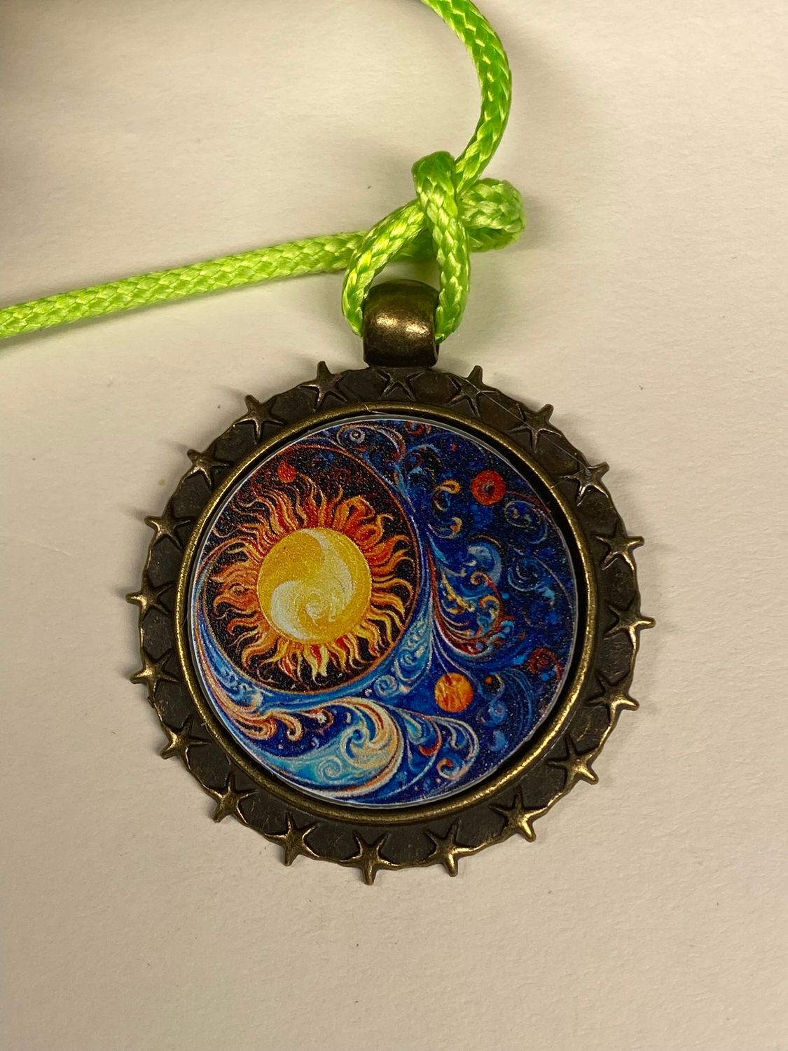 Amulett – bronzefarben, Sonne Mond Himmel, Disc in regenbogenfarbend 25 mm – Produktansicht 1