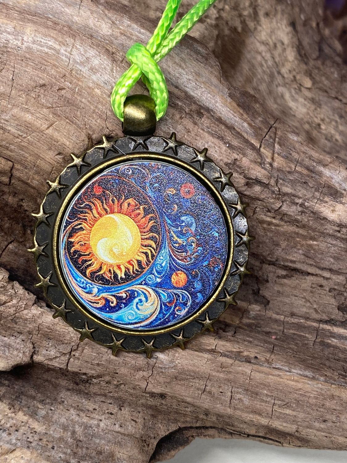 Amulett – bronzefarben, Sonne Mond Himmel, Disc in regenbogenfarbend 25 mm – Produktansicht 1