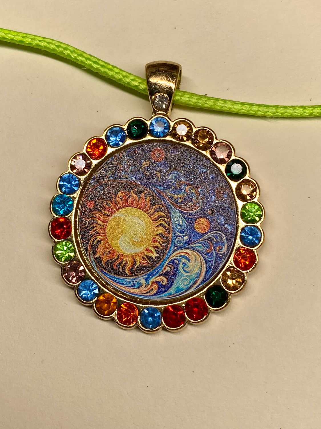 Amulett Glamour – Strassteine, Sonne – Mond – Sterne – Produktansicht 1