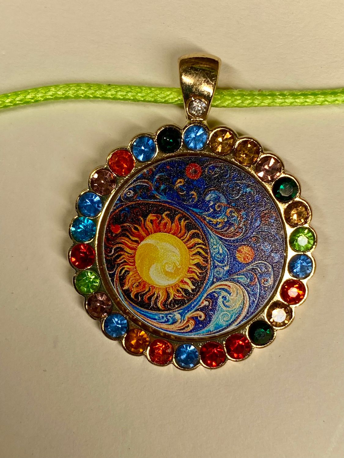 Amulett Glamour – Strassteine, Sonne – Mond – Sterne – Produktansicht 1