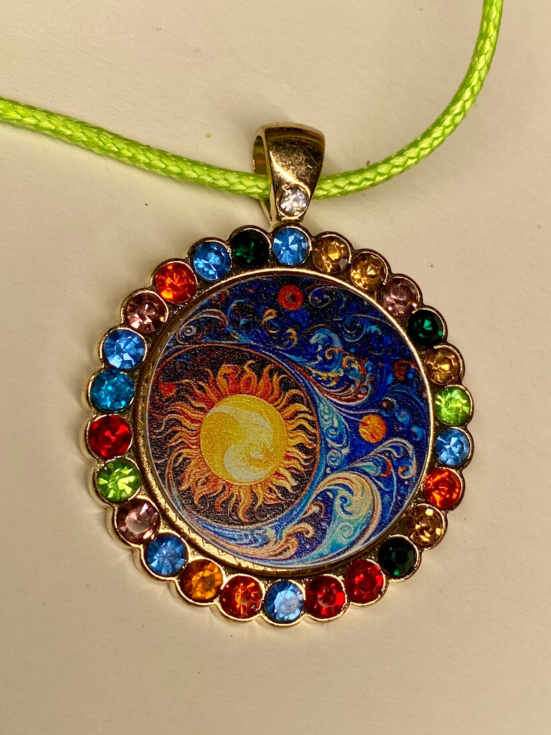 Amulett Glamour – Strassteine, Sonne – Mond – Sterne – Produktansicht 1