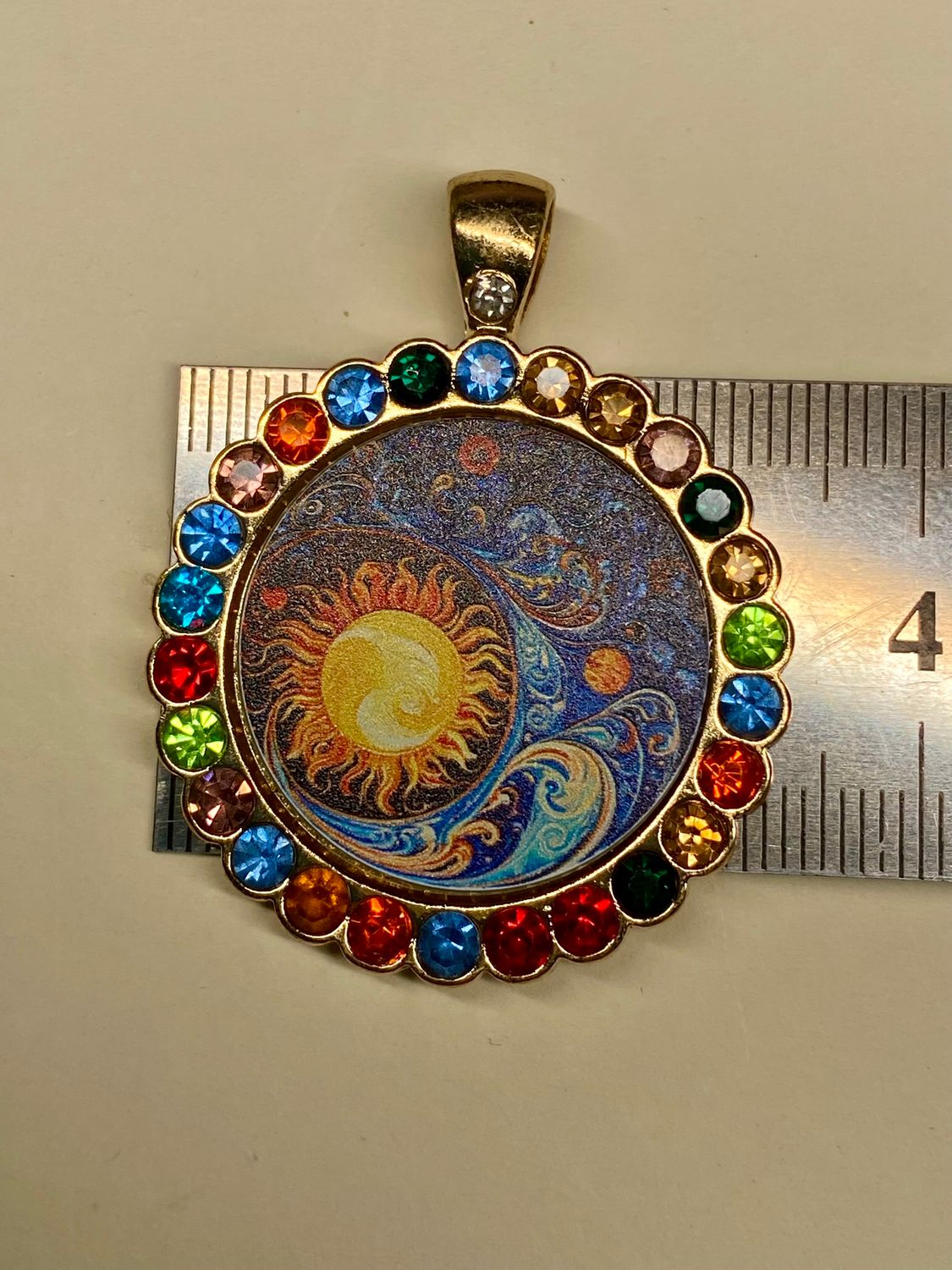 Amulett Glamour – Strassteine, Sonne – Mond – Sterne – Produktansicht 1