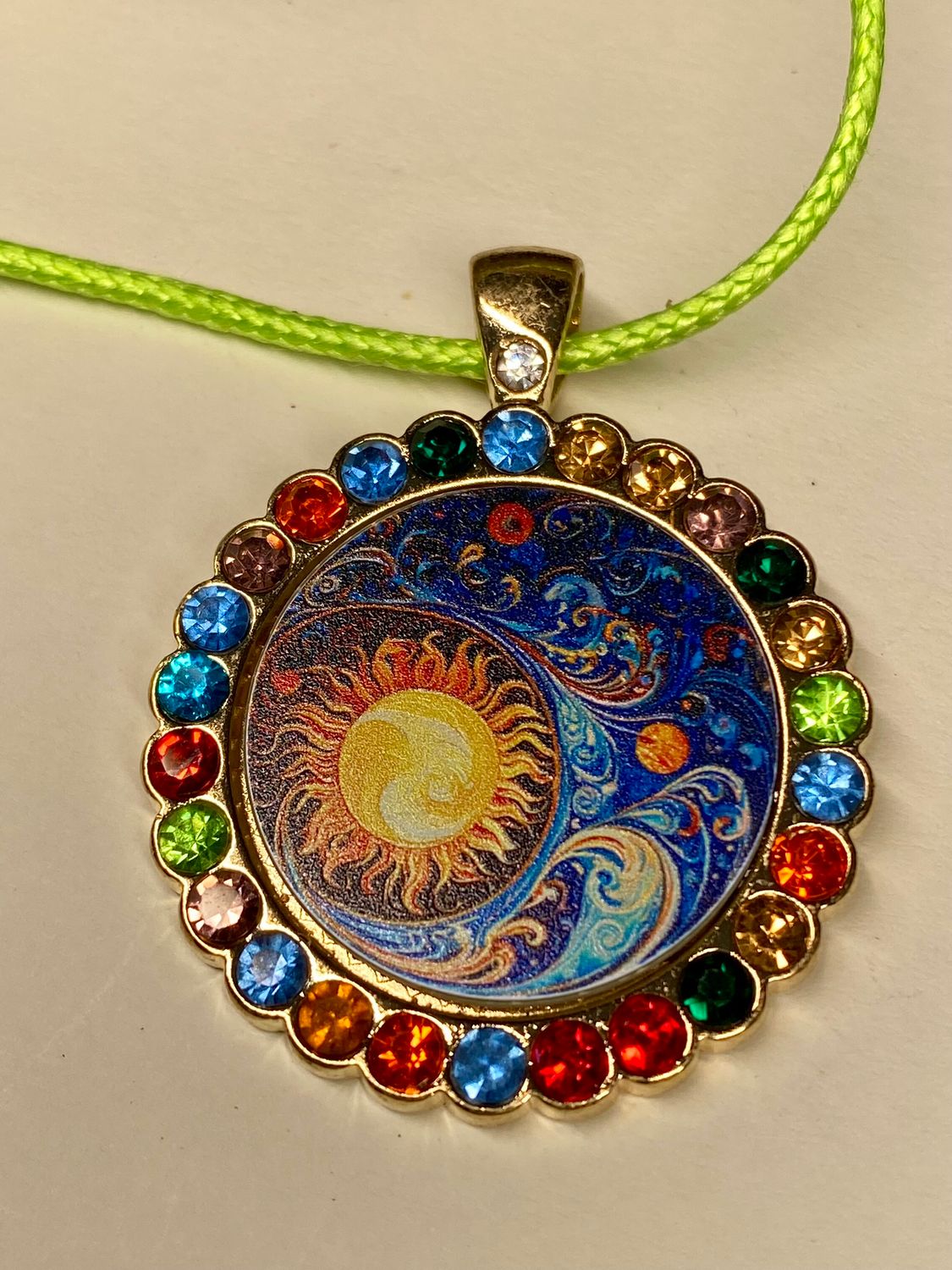 Amulett Glamour – Strassteine, Sonne – Mond – Sterne – Produktansicht 1