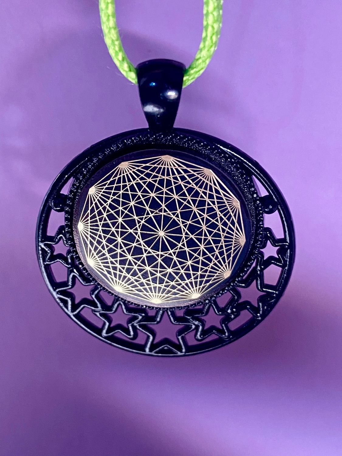 Amulett – schwarz, Dodecagram, Disc in schwarz, 25 mm, goldlegiert, kupferunterlegt – Produktansicht 1