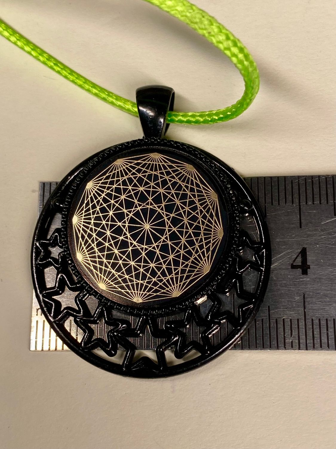 Amulett – schwarz, Dodecagram, Disc in schwarz, 25 mm, goldlegiert, kupferunterlegt – Produktansicht 1