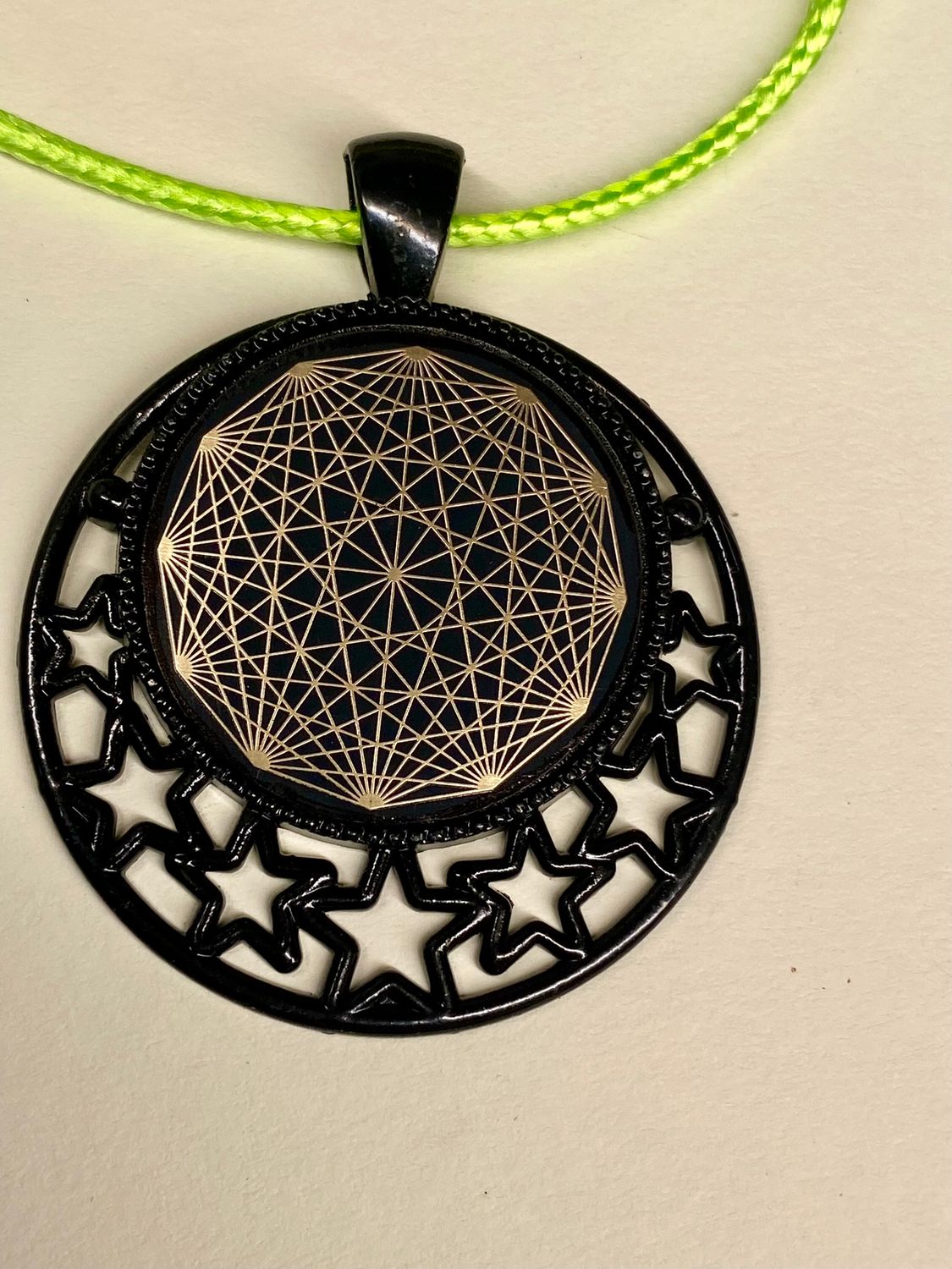Amulett – schwarz, Dodecagram, Disc in schwarz, 25 mm, goldlegiert, kupferunterlegt – Produktansicht 1