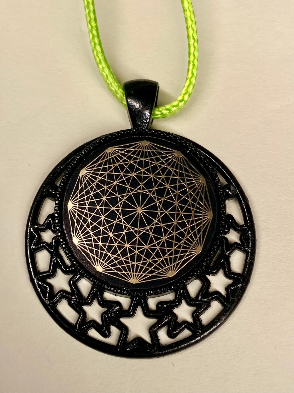 Amulett – schwarz, Dodecagram, Disc in schwarz, 25 mm, goldlegiert, kupferunterlegt – Produktansicht 1